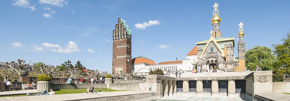 Das UNESCO-Welterbe Mathildenhöhe in Darmstadt mit den Hochzeitsturm und der Russischen Kapelle