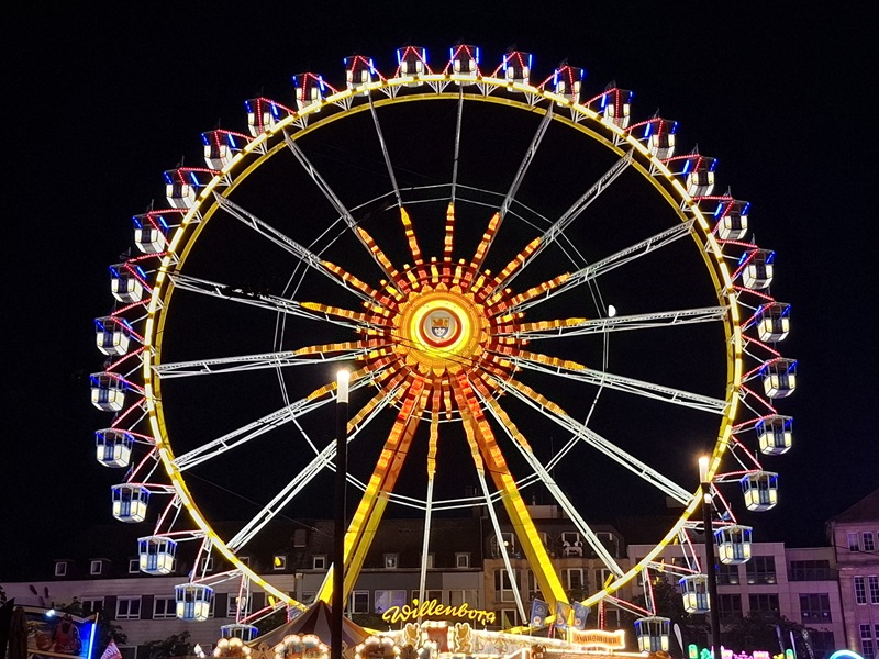 Das Riesenrad auf dem Darmstädter Heinerfest am Abend