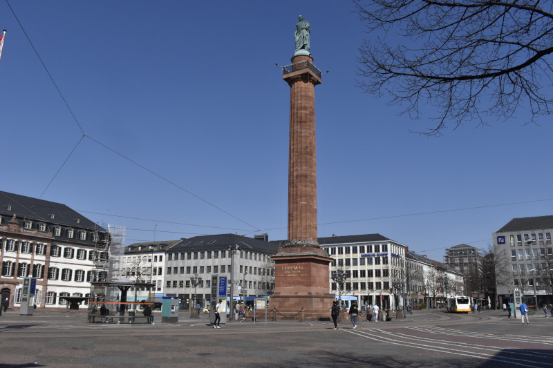 Der Darmstädter Luisenplatz mit dem Ludwigsmonument